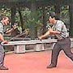 GM Jose Mena (Doblete Rapilon Arnis) et Master Pablito Balulot (Modern Arnis) - Chinese Garden Manila 1999